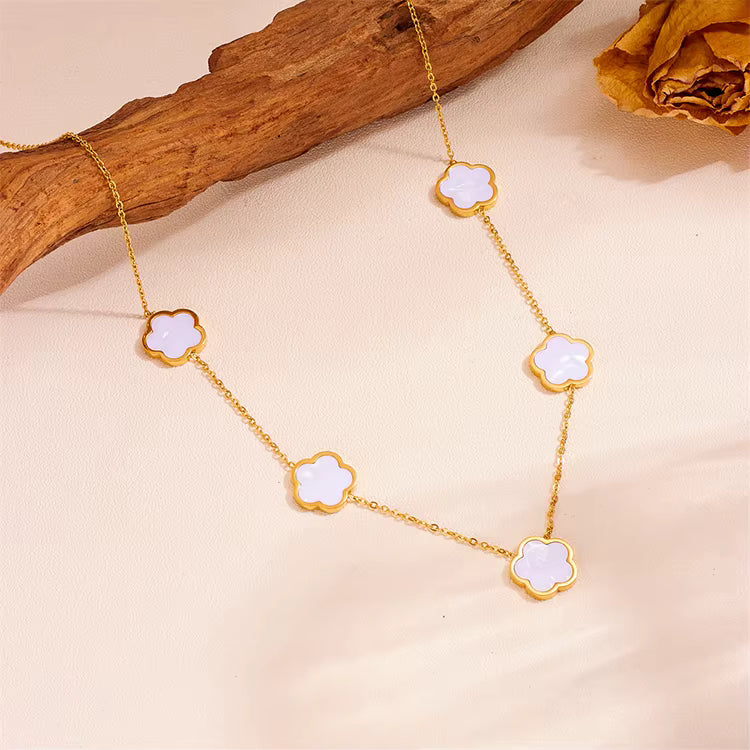 Collier fleurs blanche